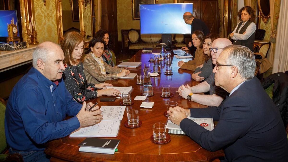 El consejero Aierdi y el alcalde Maya, cara a cara, en una reunión.