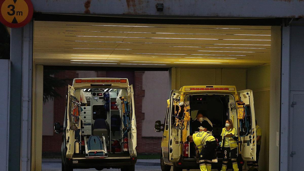 Varias ambulancias, en el Complejo Hospitalario de Navarra (CHN).