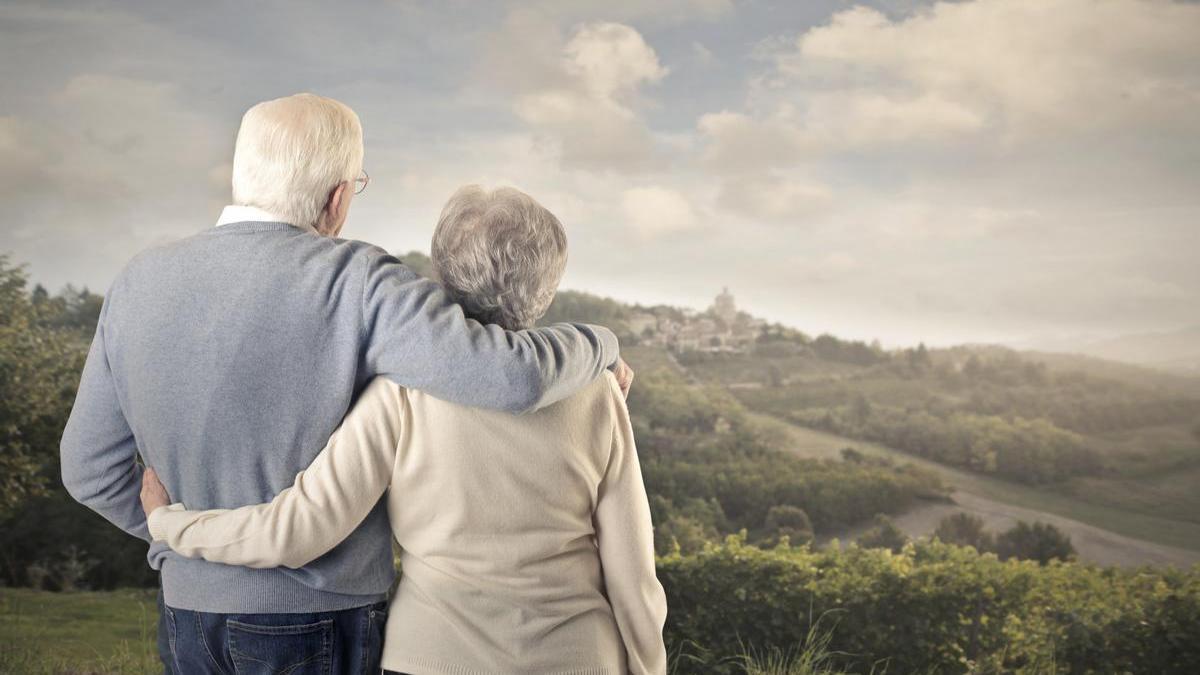 Una pareja de jubilados contempla un paisaje.