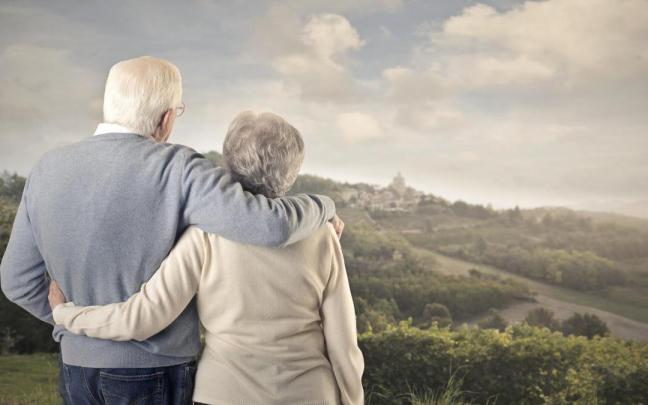 Una pareja de jubilados contempla un paisaje. Una pareja de jubilados contempla un paisaje.