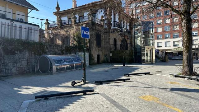Parada de taxi junto a la estación de tren de Laudio