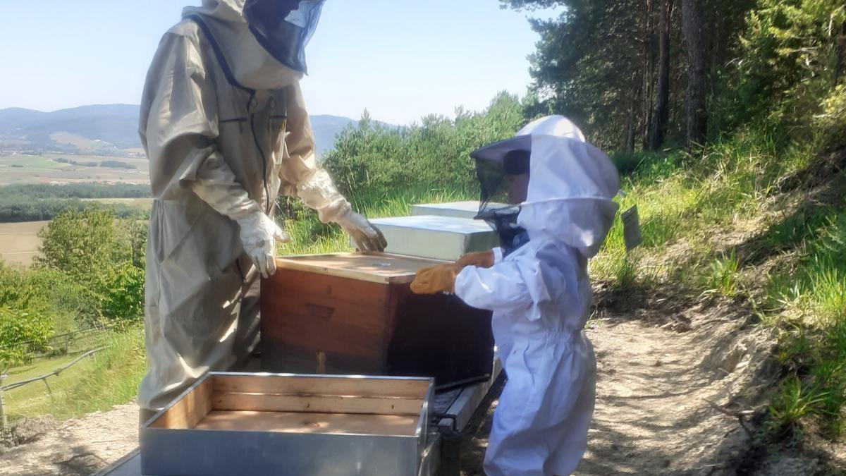 Izaro eta alaba baserrian.