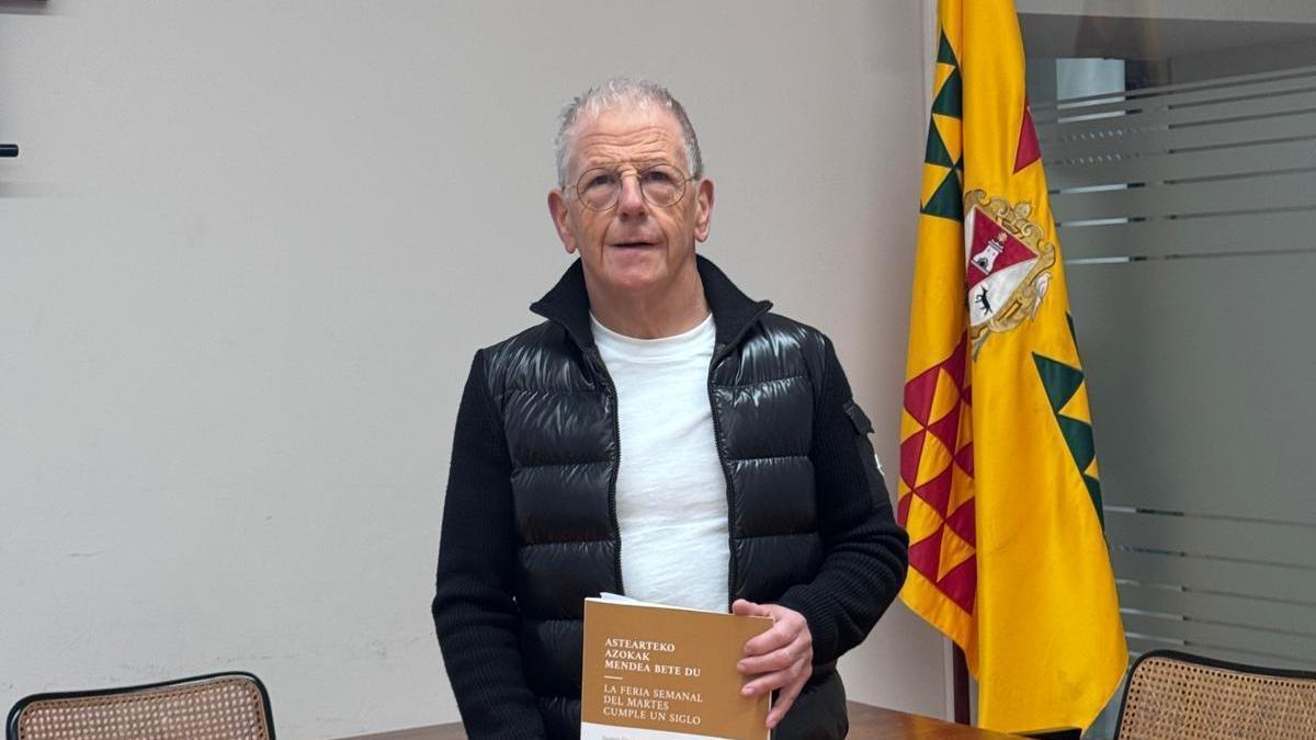 Juantxo Unanua, con su libro sobre los cien años del mercado de Beasain.