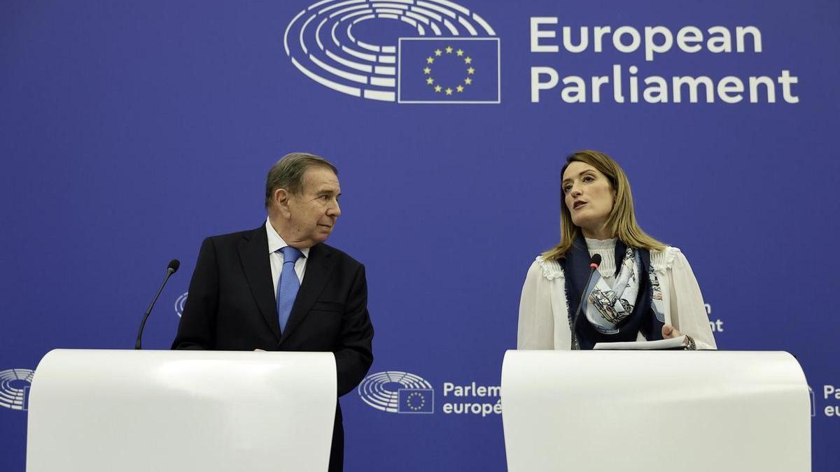 Edmundo González Urrutia junto a la presidenta de la Eurocámara, Roberta Metsola.