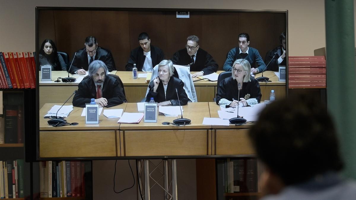 Una pantalla en la sala de prensa para el seguimiento de la séptima sesión del juicio de Samuel Luiz.