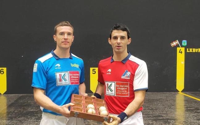 Artola (izquierda) y Altuna posan con las pelotas que utilizarán esta noche.