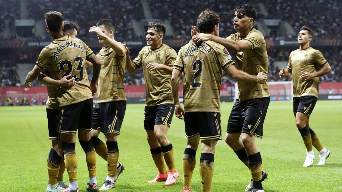 Los jugadores realistas celebran el gol marcado por Barrenetxea al Niza. / EFE/SEBASTIEN NOGIER