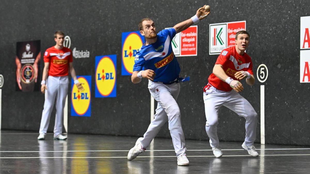 Artola-Mariezkurrena II ganan a Laso-Iztueta en el primer partido de la liguilla de semifinales del Campeonato de Parejas en el frontón Bizkaia de Bilbao.