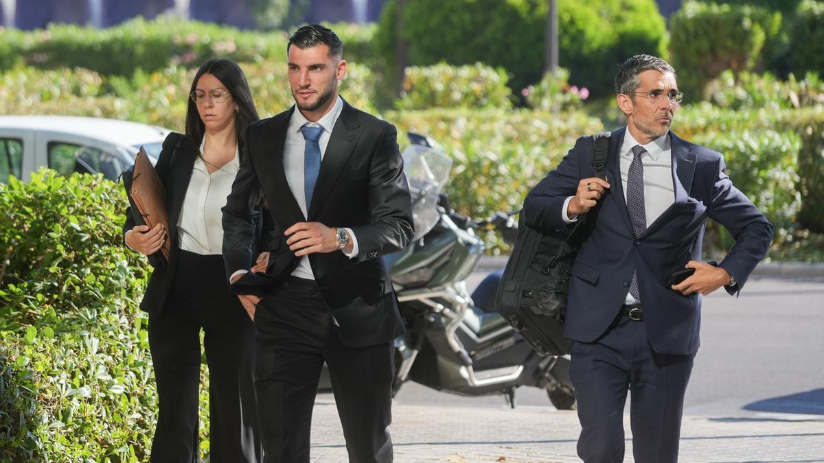 El futbolista Rafa Mir, a su llegada a la Audiencia Provincial de Valencia.