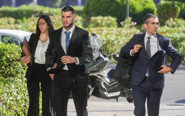El futbolista Rafa Mir, a su llegada a la Audiencia Provincial de Valencia.