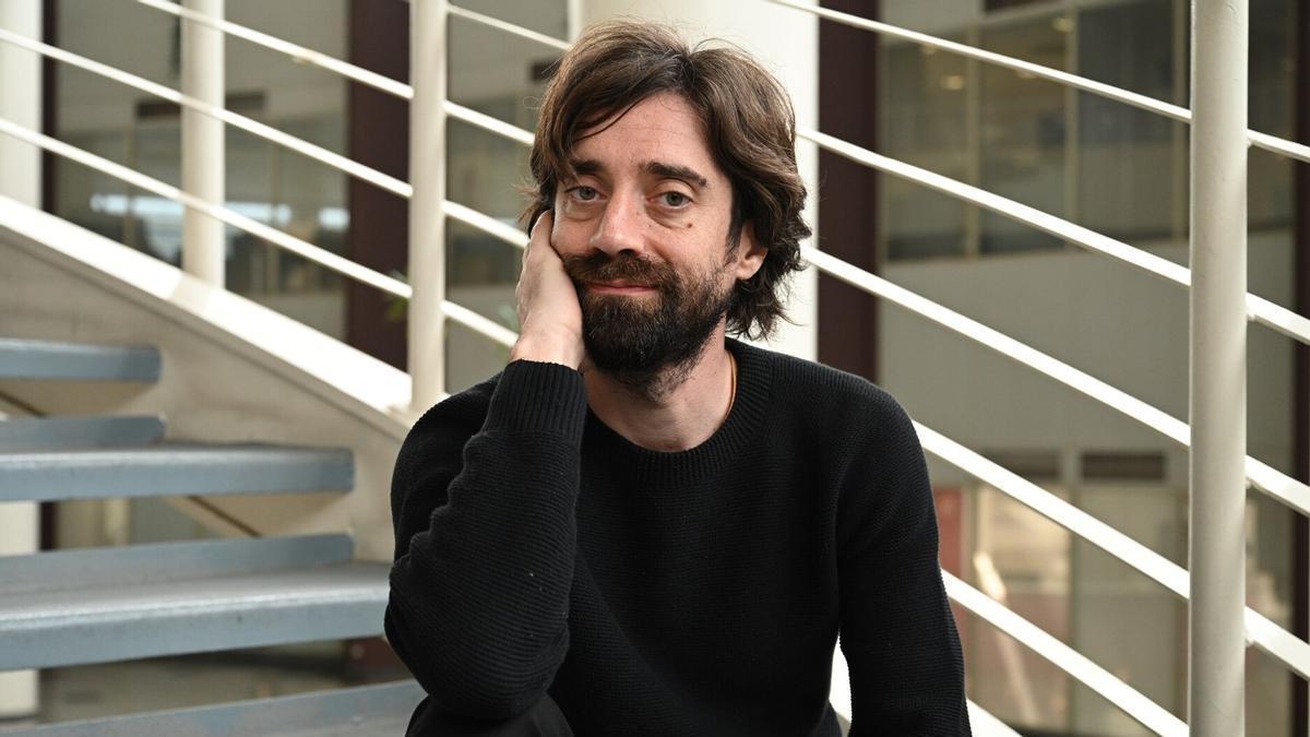 El escritor Juan Gómez Bárcena durante la entrevista en Bilbao.