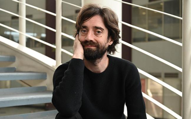 El escritor Juan Gómez Bárcena durante la entrevista en Bilbao.