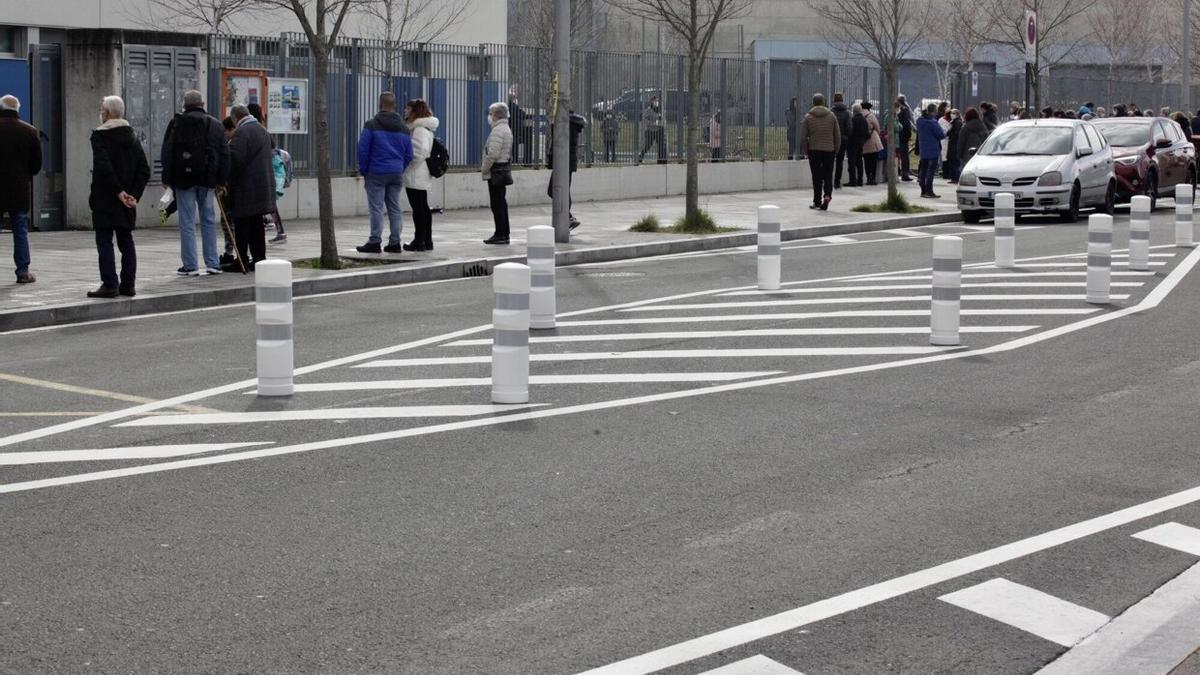 Madres, padres y abuelos esperando la salida de los alumnos en la ikastola de Salburua