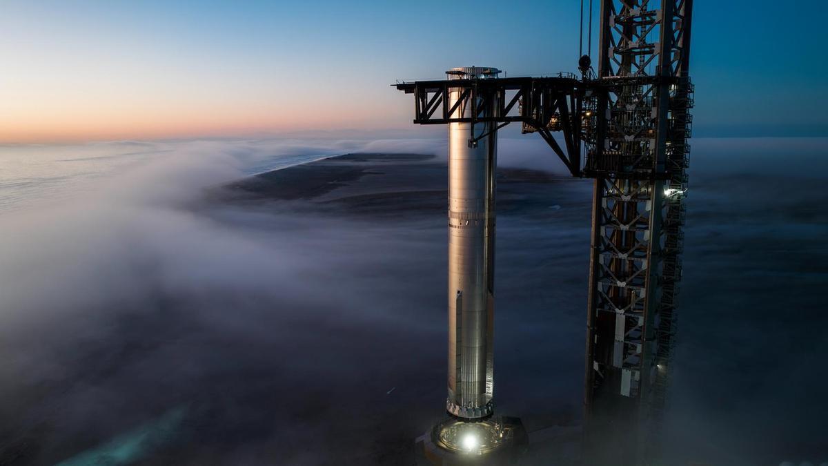 Fotografía cedida por SpaceX que muestra el cohete Starship Flight 8 Super Heavy