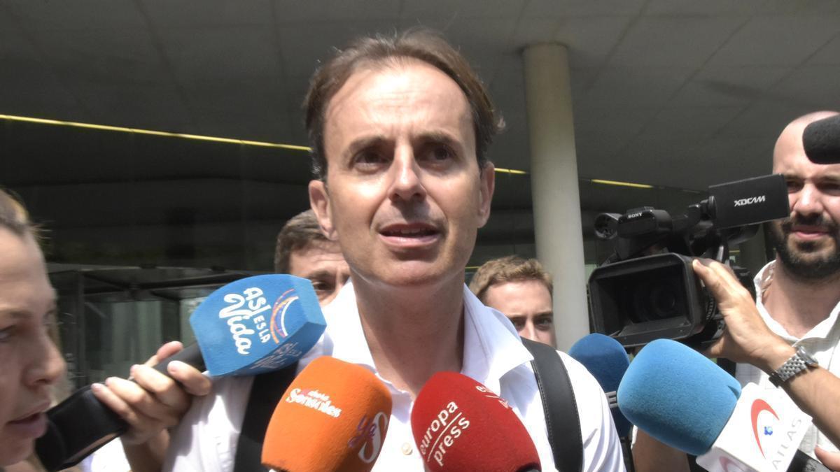 Josep Santacana, exmarido de Arantxa Sánchez Vicario, atiende a los medios tras salir del juzgado.