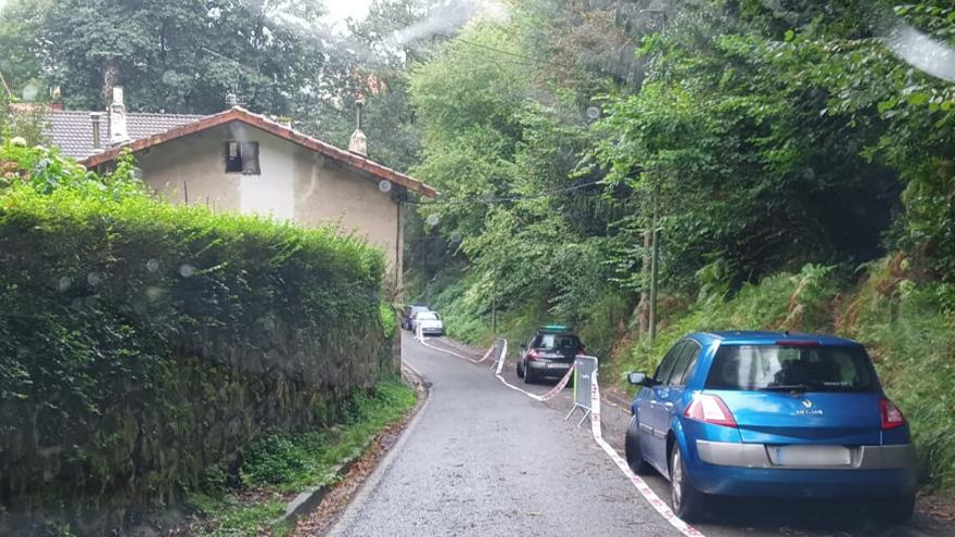 Calle balizada para evitar el aparcamiento