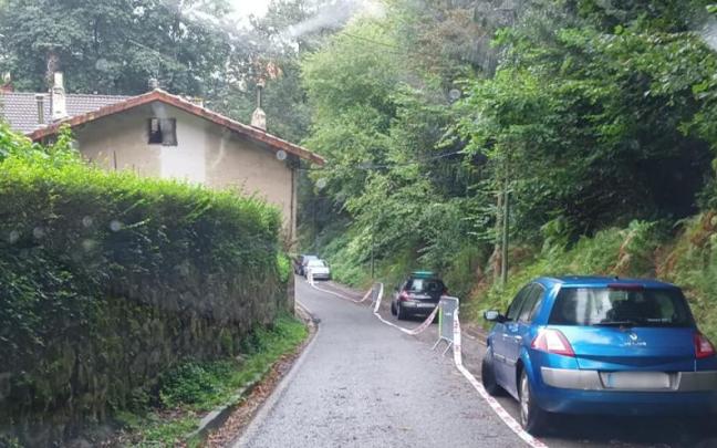 Calle balizada para evitar el aparcamiento
