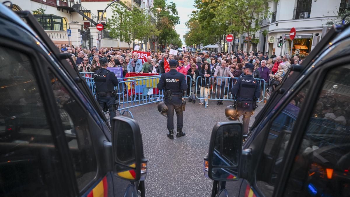 Concentración en la calle Ferraz en apoyo a Pedro Sánchez