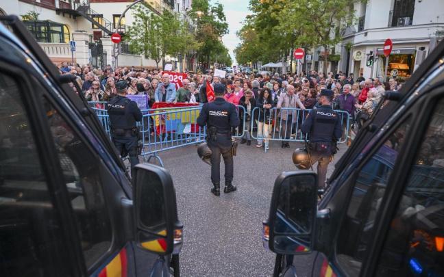 Concentración en la calle Ferraz en apoyo a Pedro Sánchez