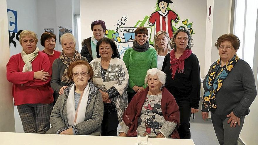 Participantes en la iniciativa municipal Compartimos un café, que combate la soledad. | FOTO: AYTO. GALDAMES