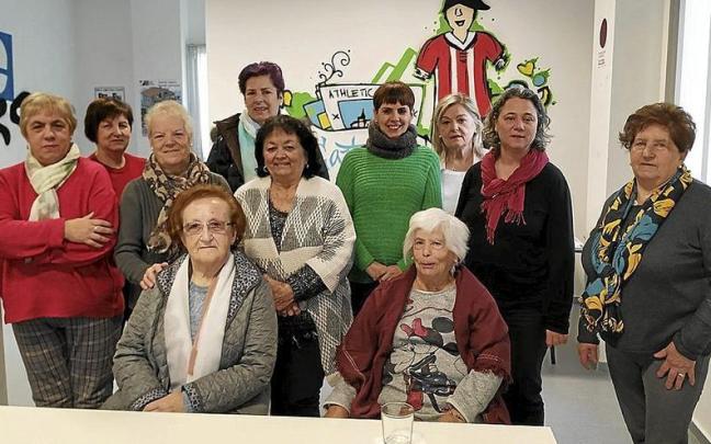 Participantes en la iniciativa municipal Compartimos un café, que combate la soledad. | FOTO: AYTO. GALDAMES Participantes en la iniciativa municipal Compartimos un café, que combate la soledad. | FOTO: AYTO. GALDAMES