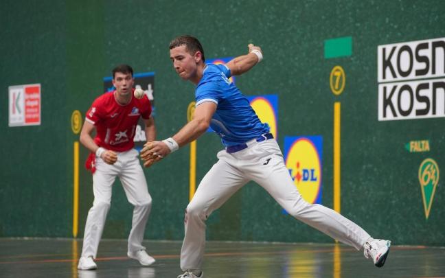 En imágenes: Julen Egiguren ganan a Xabier Rekalde en el Manomanista Serie B en el Ogueta de Gasteiz.