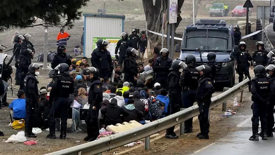 Operativo de la Policía Nacioinal en la playa del Trampolín de Ceuta.