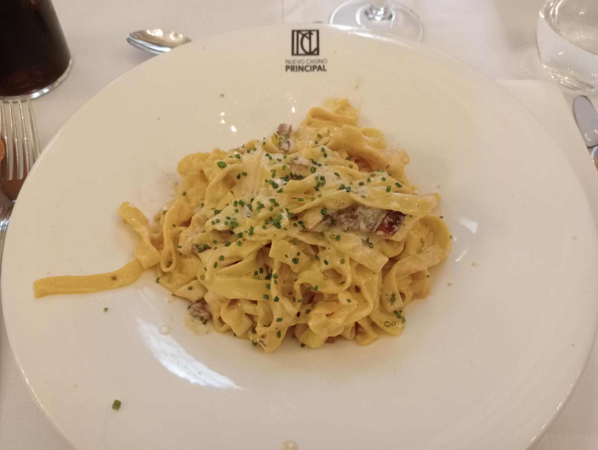 Tagliatelle con crema ibérica, tomate seco y guanciale.