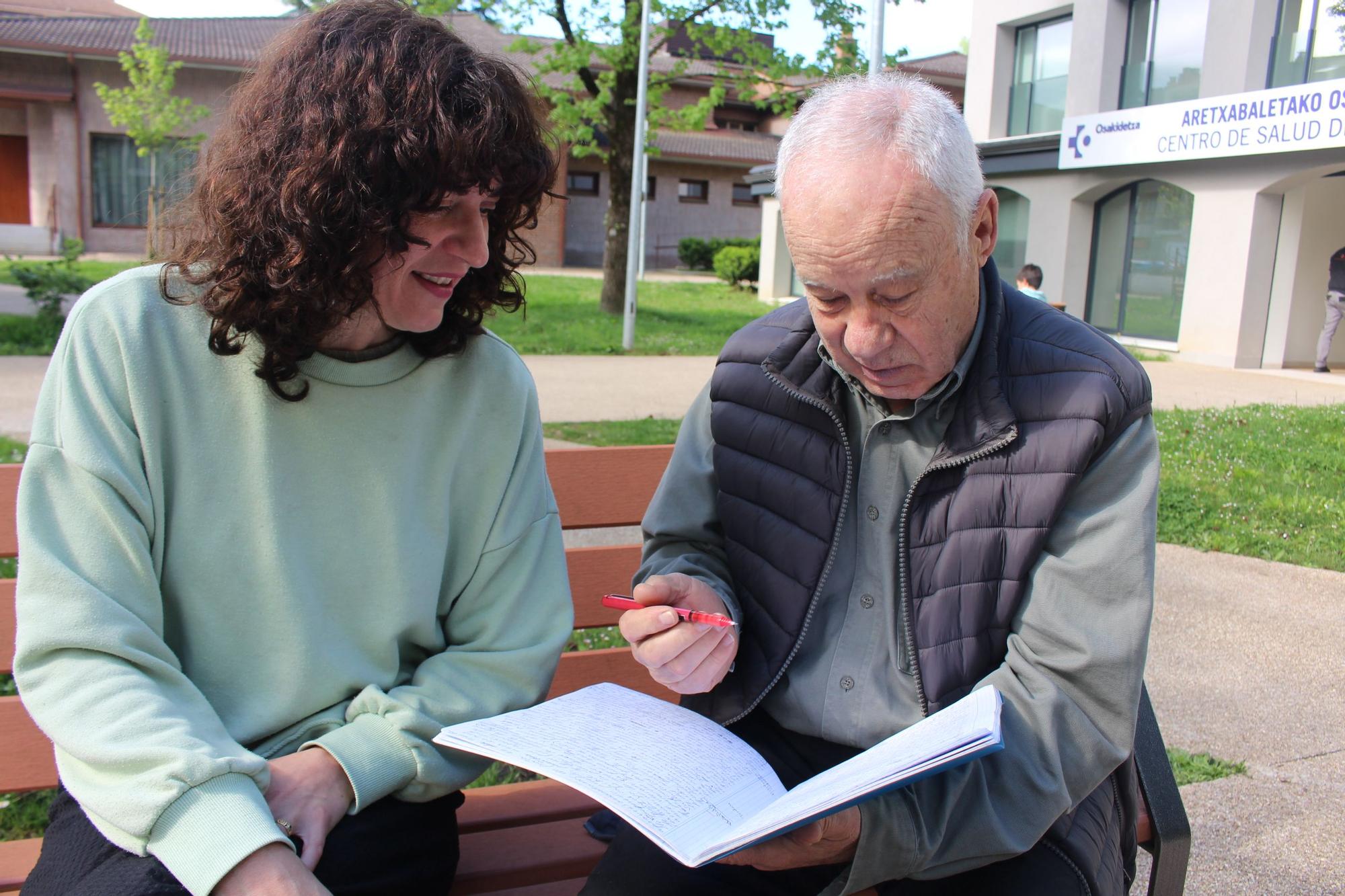 García enseña a Murgoitio sus escritos, con una caligrafía impecable.