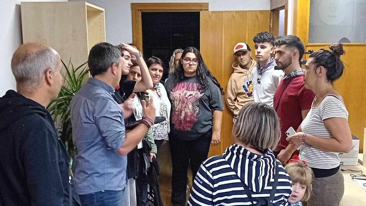 Una decena de vecinos ya disfrutaron el año pasado la experiencia de vivir la jornada del txupinazo de Galdakao en el Consistorio