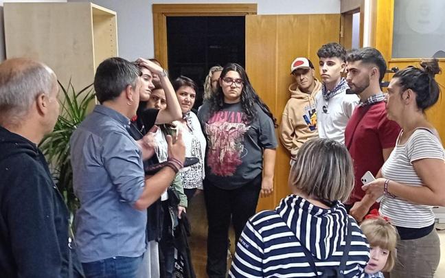 Una decena de vecinos ya disfrutaron el año pasado la experiencia de vivir la jornada del txupinazo de Galdakao en el Consistorio