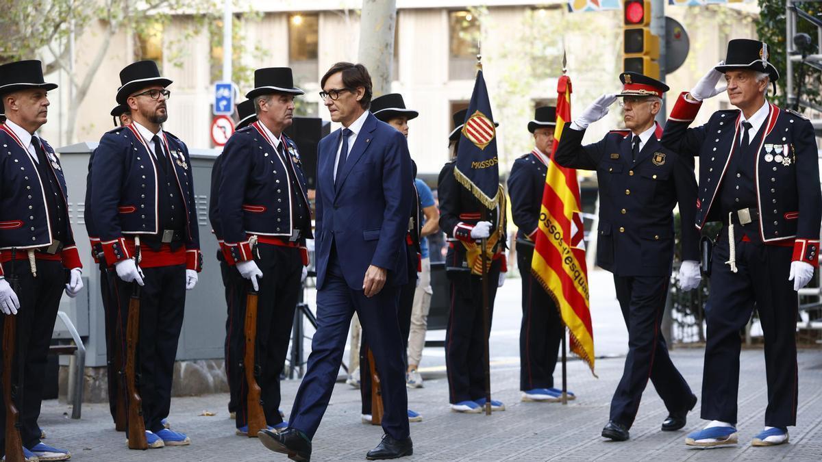 El presidente de la Generalitat, Salvador Illa, pasa revista a los Mossos d'Esquadra durante un acto.