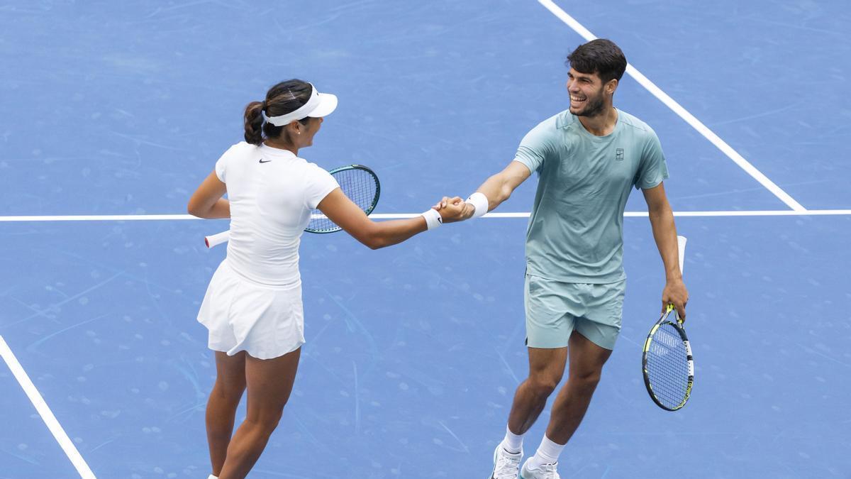 Emma Raducanu y Carlos Alcaraz celebran un punto durante el partido.