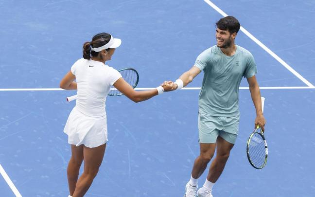 Emma Raducanu y Carlos Alcaraz celebran un punto durante el partido.