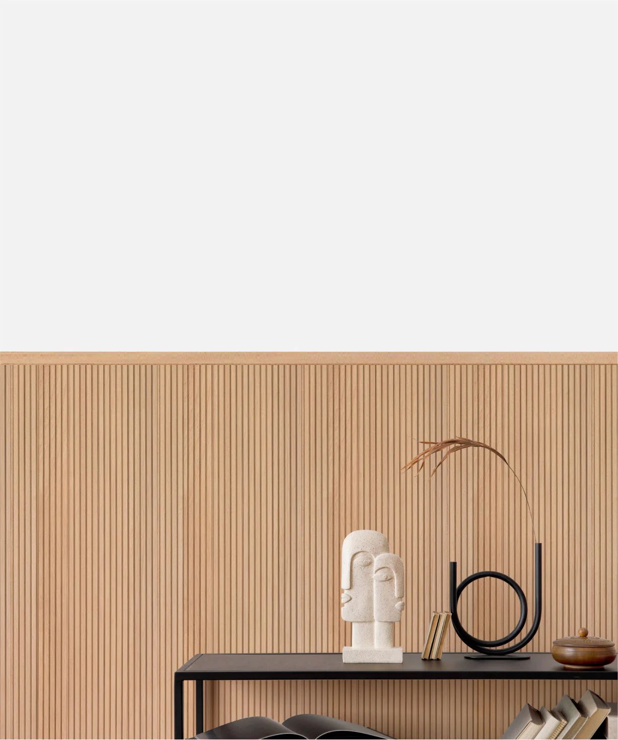 Revestimiento alistonado para un discreto recibidor.