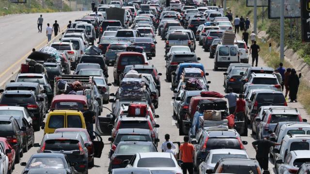 Los desplazados libaneses regresan a sus hogares pese a las advertencias de seguridad.