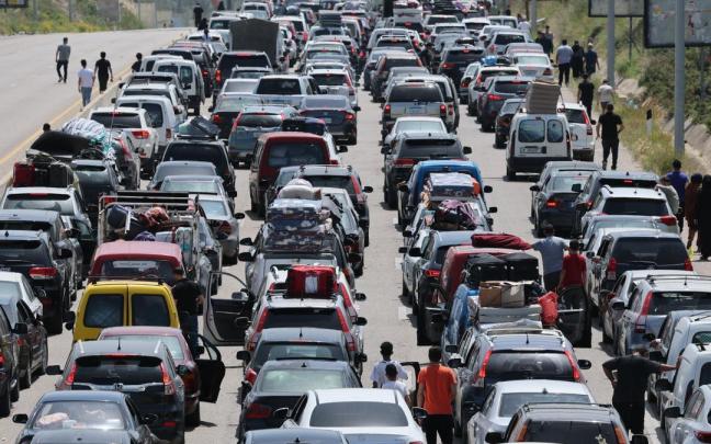 Los desplazados libaneses regresan a sus hogares pese a las advertencias de seguridad.