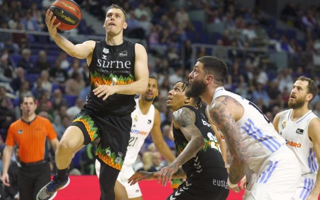 Nikola Radicevic anota una bandeja en una de las pocas acciones sencillas que permitió el Real Madrid.