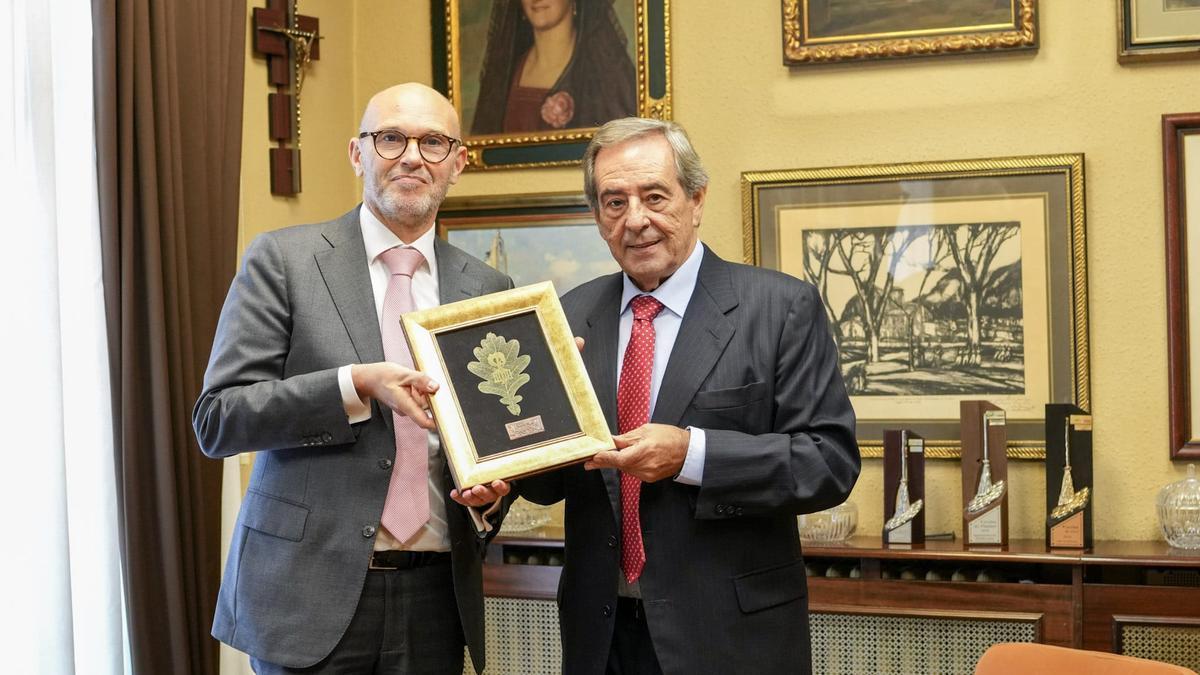 La visita del diplomático neerlandés ha puesto de relieve la importancia de la villa foral como ejemplo de memoria histórica en Europa.