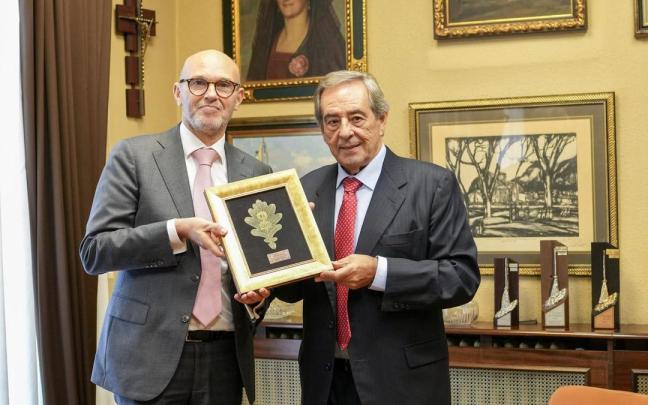 La visita del diplomático neerlandés ha puesto de relieve la importancia de la villa foral como ejemplo de memoria histórica en Europa.