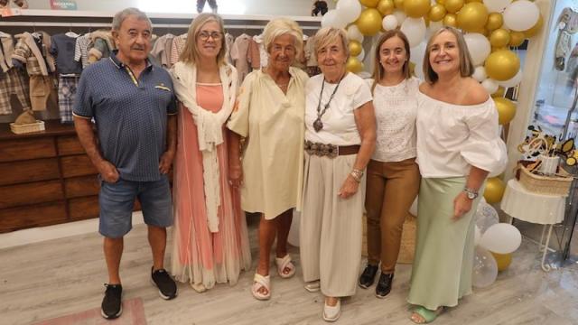 Mari Carmen y Yone, con varios familiares.