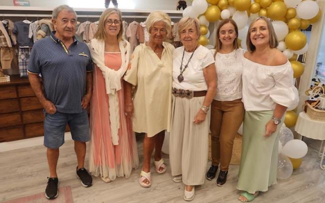 Mari Carmen y Yone, con varios familiares.