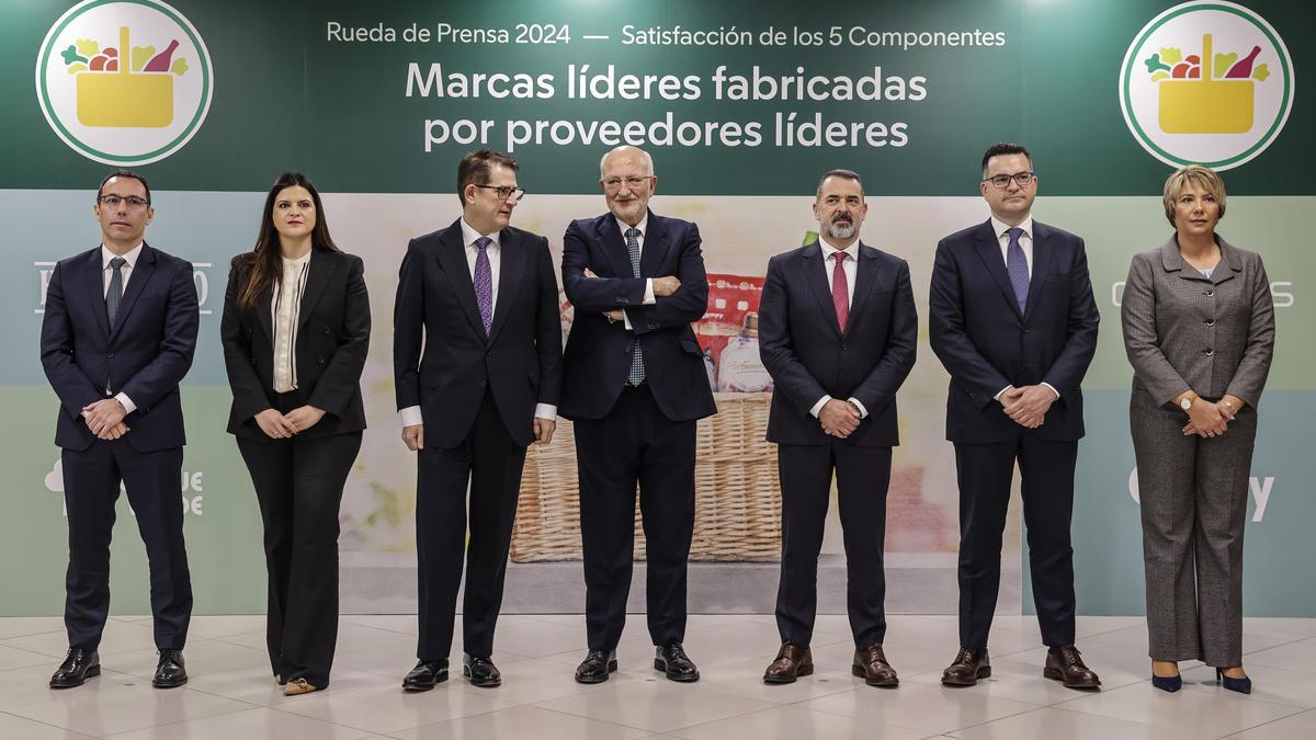Juan Roig y miembros del Comité de Dirección de Mercadona tras la celebración de la rueda de prensa 2024.