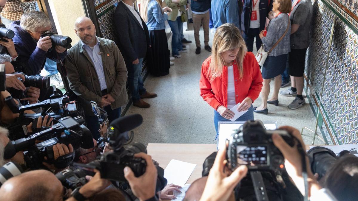 Begoña Gómez, el pasado domingo, votando en su colegio electoral.