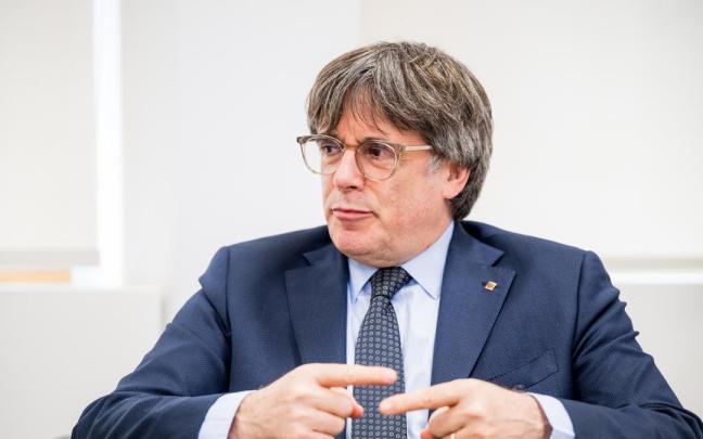 Carles Puigdemont durante su encuentro con Salvador Illa el pasado septiembre en Bruselas.