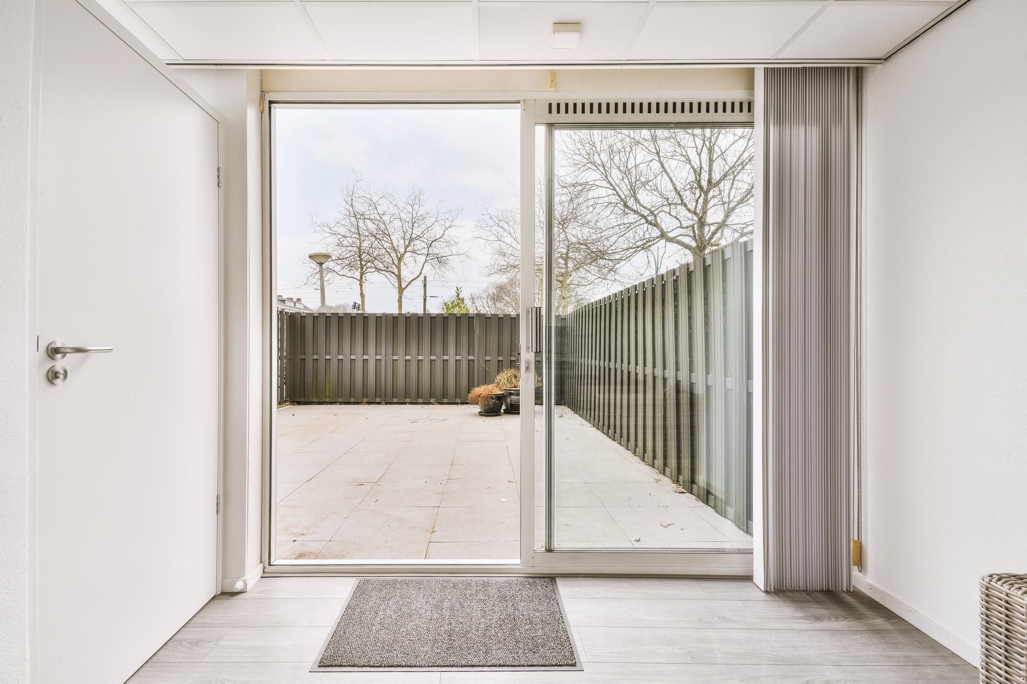 Este es el truco definitivo para dejar los raíles de las ventanas de tu casa como los chorros del oro 8 Merca2.es Ahora, debes secarlos bien