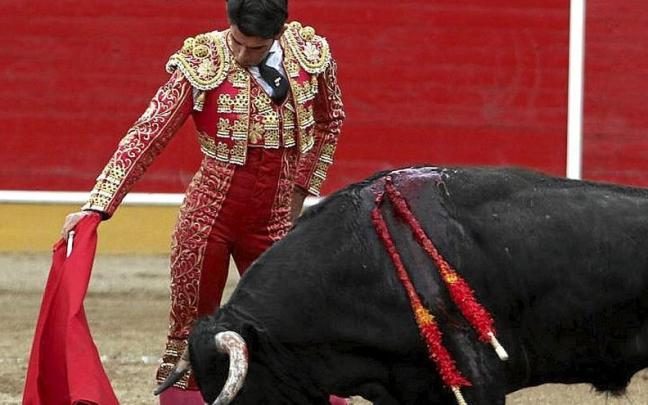 Sotos se gusta ante el bravo toro de Pincha, ‘Rascatripas’. Sotos se gusta ante el bravo toro de Pincha, ‘Rascatripas’.