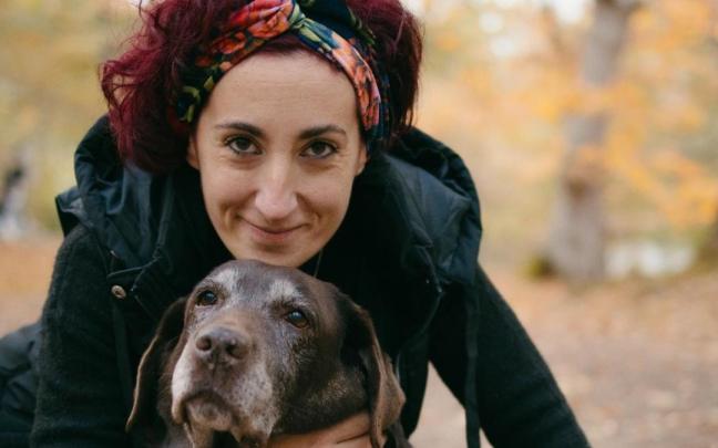 Josune Azpiroz en compañía de Cake, la primera compañera canina de Biak Bat / Cedida Josune Azpiroz en compañía de Cake, la primera compañera canina de Biak Bat