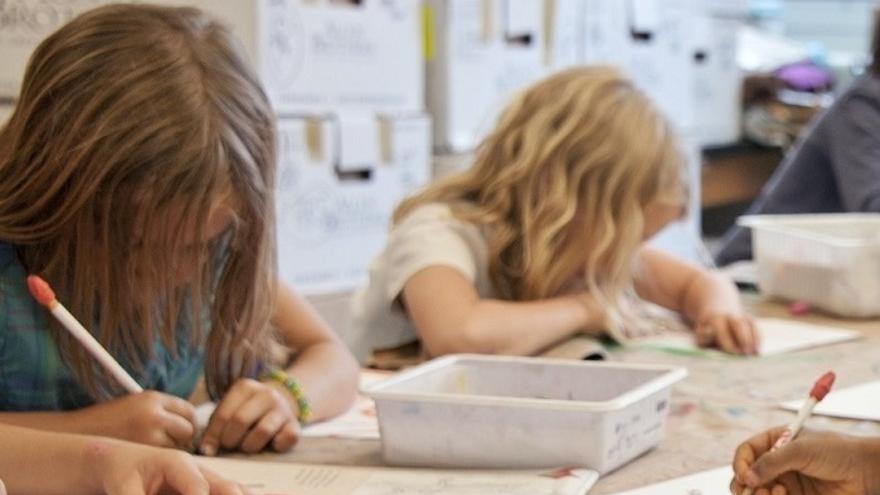Escolares dibujando en un aula.