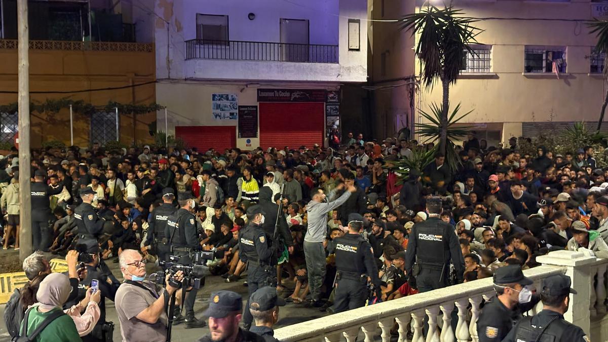 En imágenes: Tensión en el traslado de los inmigrantes de las playas del Trampolín y Benítez al dispositivo del Puerto de Ceuta